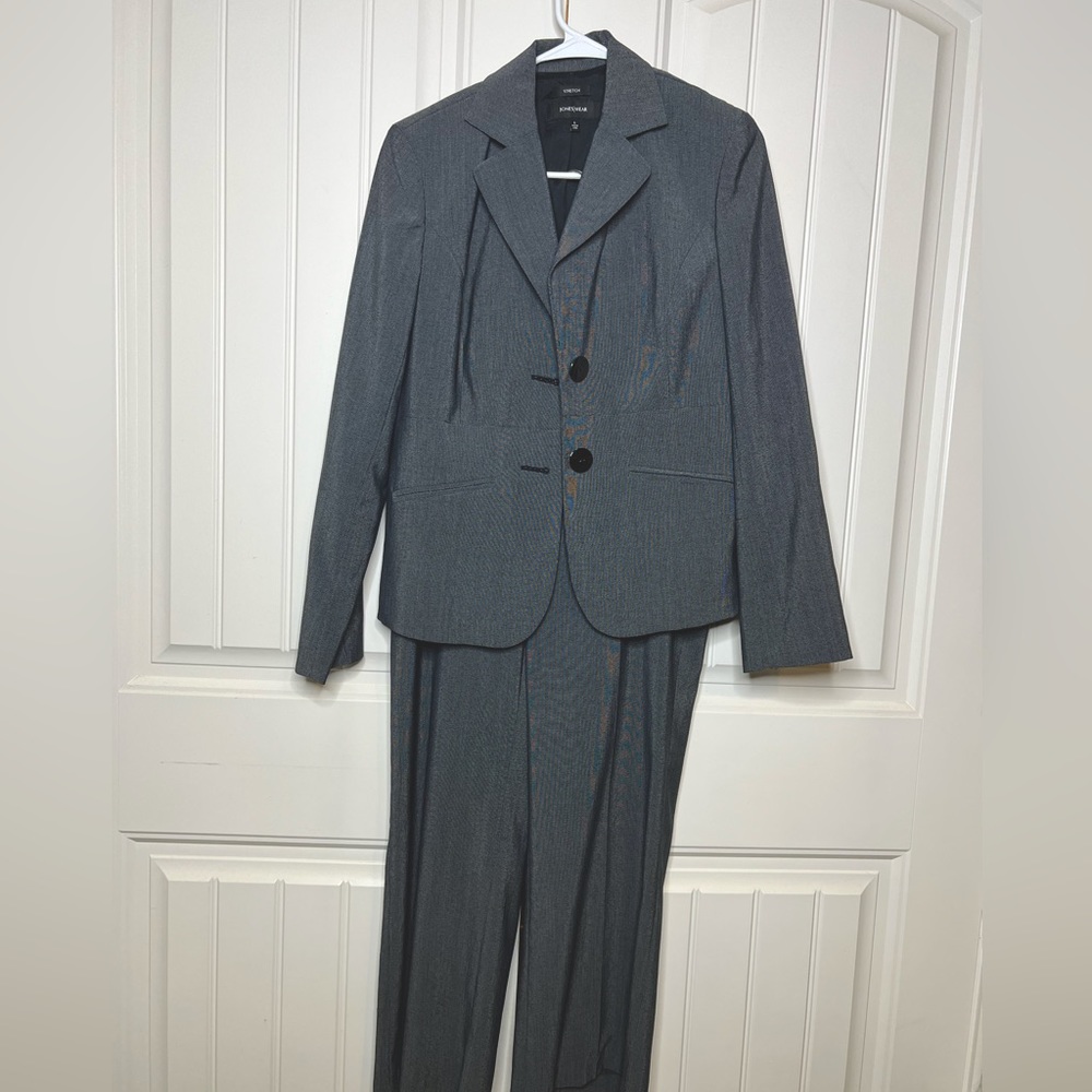 Jones Wear  Pant Suite